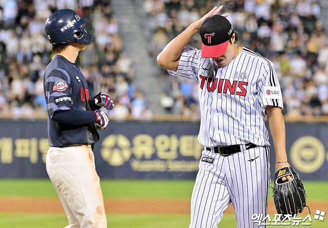 21일 오후 서울 송파구 잠실야구장에서 열린 '2025 신한 SOL Bank KBO리그' 롯데 자이언츠와 LG 트윈스의 경기, 8회초 수비를 마친 LG 김진성이 더그아웃으로 향하고 있다. 엑스포츠뉴스 잠실, 김한준 기자
