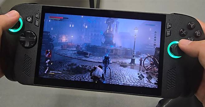 'ROG 엑스박스 얼라이 X' 플레이하는 모습 [촬영 김주환]