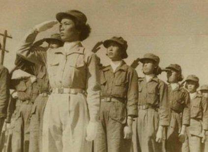 여자의용군 창설기념식      (서울=연합뉴스) 국가보훈처가 6·25전쟁 당시 활약한 여성의용군을 '2월의 6·25 전쟁영웅'으로 선정했다.
    여성들은 6·25전쟁 당시 징병 대상이 아니었음에도 보상이나 대가를 바라지 않고 자원입대해 전투는 물론, 간호, 심리전, 행정지원 등의 다양한 분야에서 활약했다. 사진은 1950년 9월 육군 여자의용군교육대 창설 당시 대원들이 경례하는 모습. 2022.1.28 [보훈처 제공. 재판매 및 DB 금지]