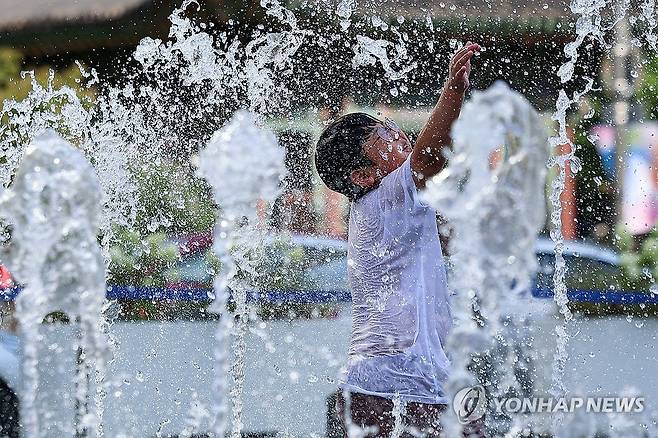 무더위 속 시원한 물놀이 (서울=연합뉴스) 서대연 기자 = 서울 한낮 기온이 33도까지 오르며 더운 날씨를 보인 21일 서울 종로구 광화문광장 분수대에서 한 어린이가 물놀이를 즐기고 있다. 2025.8.21 dwise@yna.co.kr