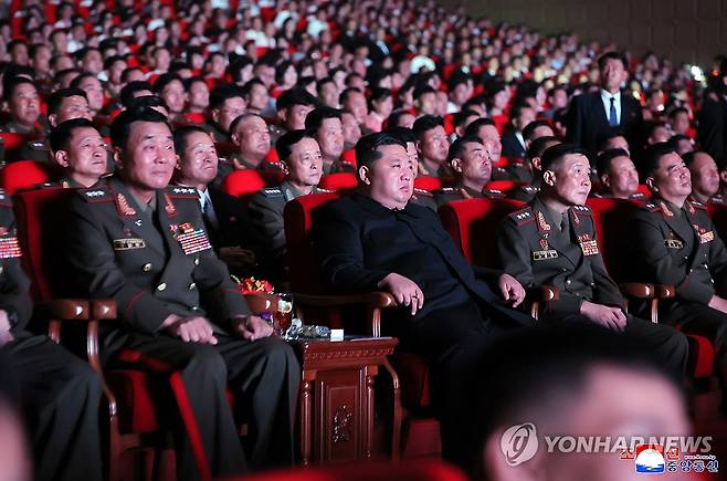 북, 파병대원에 국가표창 수여…김정은 "국가발전 담보한 공적" (평양 조선중앙통신=연합뉴스) 북한이 러시아·우크라이나 전쟁에 파병된 지휘관·전투원들에게 국가표창을 수여하고 축하공연과 연회를 마련하는 등 파병 부대원을 예우하는 성대한 행사를 벌였다. 김정은 국무위원장은 국가표창수여식에서 직접 연설하며 부대원들의 공적을 치하했으며 전투에서 위훈을 세운 부대원들에게 공화국영웅칭호를 직접 수여하고 전사자들의 초상 옆에 공화국 영웅 메달을 직접 달아줬다. 또, '추모의 벽'에 헌화하고 묵념했으며, 전사자 유족을 만나 위로했다고 조선중앙통신이 22일 보도했다. 2025.8.22 nkphoto@yna.co.kr