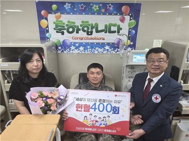 헌혈 400회한 김성수 중령(가운데) [대한적십자사 경남혈액원 제공. 재판매 및 DB 금지]