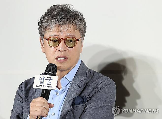 '얼굴'에서 시각장애인 연기한 권해효 (서울=연합뉴스) 이재희 기자 = 배우 권해효가 22일 서울 광진구 롯데시네마 건대입구점에서 열린 영화 '얼굴' 제작보고회에서 질문에 답하고 있다. 2025.8.22 scape@yna.co.kr