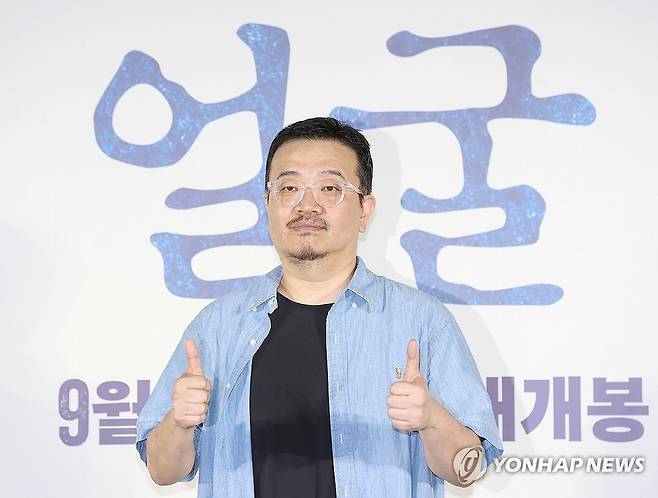'얼굴'의 연상호 감독 (서울=연합뉴스) 이재희 기자 = 연상호 감독이 22일 서울 광진구 롯데시네마 건대입구점에서 열린 영화 '얼굴' 제작보고회에서 포즈를 취하고 있다. 2025.8.22 scape@yna.co.kr