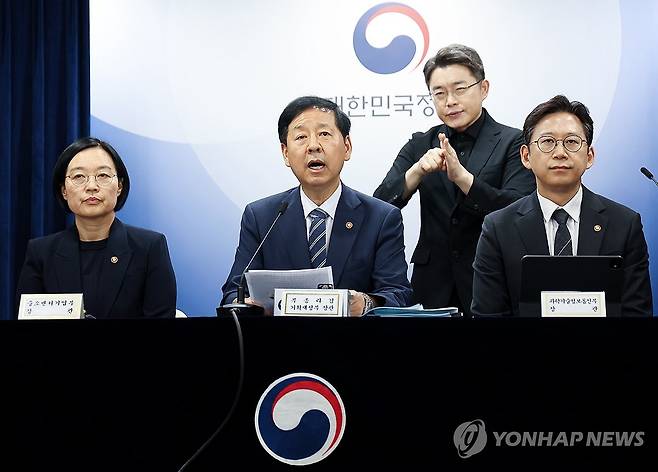 발언하는 구윤철 부총리 (서울=연합뉴스) 김도훈 기자 = 구윤철 경제부총리 겸 기획재정부 장관이 22일 정부서울청사에서 열린 새정부 경제성장전략 관계부처 합동 브리핑에서 발언하고 있다. 
    왼쪽부터 한성숙 중소벤처기업부 장관, 구 부총리, 배경훈 과학기술정보통신부 장관. 2025.8.22 superdoo82@yna.co.kr
