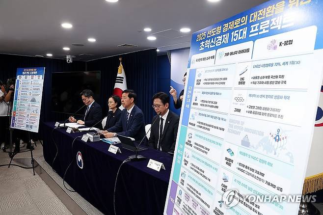새정부 경제성장전략 관계부처 합동브리핑 (서울=연합뉴스) 김도훈 기자 = 구윤철 경제부총리 겸 기획재정부 장관이 22일 정부서울청사에서 열린 새정부 경제성장전략 관계부처 합동 브리핑에서 발언하고 있다. 
    왼쪽부터 문신학 산업통상자원부 1차관, 한성숙 중소벤처기업부 장관, 구 부총리, 배경훈 과학기술정보통신부 장관. 2025.8.22 superdoo82@yna.co.kr