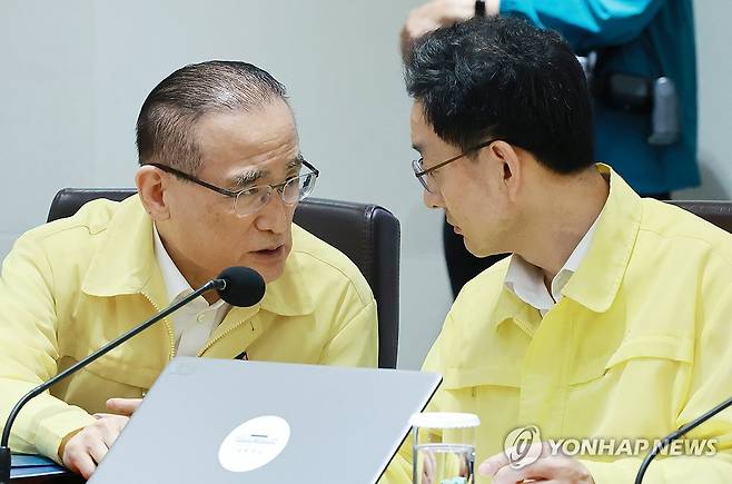 논의하는 안보실장과 국무조정실장 (서울=연합뉴스) 홍해인 기자 = 위성락 국가안보실장(왼쪽)과 윤창렬 국무조정실장이 18일 서울 용산 대통령실 청사에서 이재명 대통령 주재로 열린 을지 국무회의에 참석해 논의하고 있다. 2025.8.18 hihong@yna.co.kr