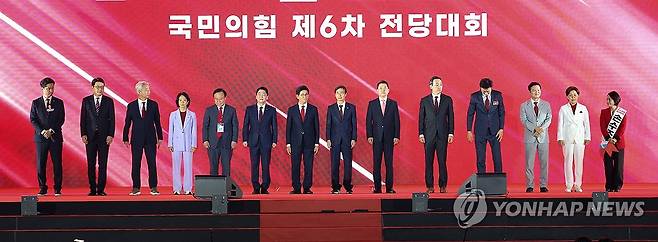 국민의힘 제6차 전당대회 (청주=연합뉴스) 황광모 기자 = 22일 충북 청주시 흥덕구 청주오스코에서 열린 국민의힘 제6차 전당대회에서 국민의힘 당 대표, 최고위원 후보자들이 기념 촬영하고 있다. 2025.8.22 [공동취재] hkmpooh@yna.co.kr