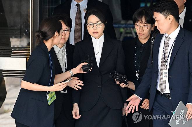 영장심사 마친 김건희 여사 (서울=연합뉴스) 윤석열 전 대통령 부인 김건희 여사가 12일 구속 전 피의자 심문(영장실질심사)을 마친 뒤 서울 서초구 서울중앙지법을 나서고 있다. 2025.8.12 [사진공동취재단] photo@yna.co.kr