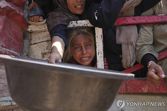 식량 배급 받으려는 가자지구 주민 [AP 연합뉴스 자료사진. 재판매 및 DB 금지]