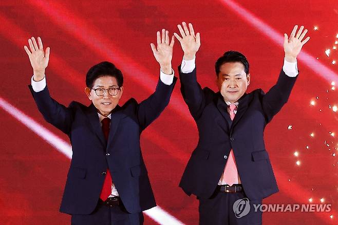 김문수·장동혁, 국민의힘 당대표 결선 진출 (청주=연합뉴스) 황광모 기자 = 22일 충북 청주시 흥덕구 청주오스코에서 열린 국민의힘 제6차 전당대회에서 결선에 진출한 김문수, 장동혁 당 대표 후보가 손을 흔들고 있다. 
    이날 국민의힘 당 대표 선거는 4명의 후보가 모두 과반 득표에 실패해 1, 2위를 기록한 김문수, 장동혁 후보가 결선에 진출, 재투표를 실시해 오는 26일 당선인을 발표할 계획이다. 2025.8.22 hkmpooh@yna.co.kr