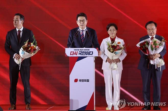 국민의힘 최고위원에 신동욱 (청주=연합뉴스) 황광모 기자 = 22일 충북 청주시 흥덕구 청주오스코에서 열린 국민의힘 제6차 전당대회에서 최고위원에 당선된 신동욱후보가 수락 연설을 하고 있다. 2025.8.22 hkmpooh@yna.co.kr