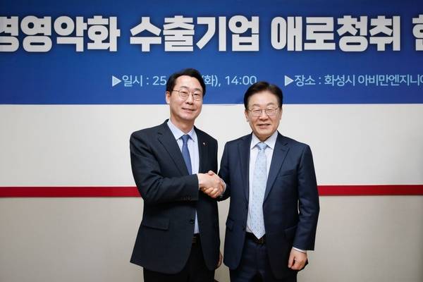 정명근 화성시장이 지난 2월 당시 이재명 후보를 만나 화성시 일반구 설치를 건의하고 있다. /화성시 제공