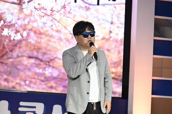 가수 안웅기가 23일 '광암바다 콘서트' 무대에서 이문세의 '옛사랑'을 부르는 모습. /김구연 기자&nbsp;&nbsp;