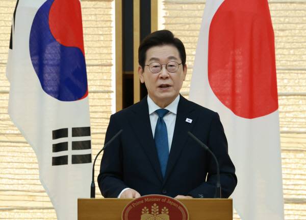 이재명 대통령이 23일 일본 도쿄 총리 관저에서 열린 한일 정상 공동 언론 발표에서 발언하고 있다.연합
