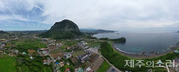 산방산과 용머리 화산쇄설층 모습. ⓒ제주의소리 자료사진