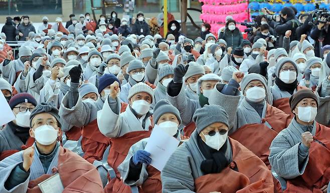 지난 2022년 1월 전국 승려 5000여 명이 참석한 전국승려대회에서 스님들이 정청래 의원 제명과 문화체육부 장관 사퇴, 문재인 대통령의 사과를 요구하고 있다. (출처 : 뉴스1)
