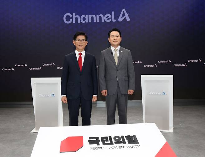 국민의힘 당 대표 선거 결선에 진출한 김문수·장동혁 후보가 23일 서울 채널A 광화문 스튜디오에서 열린 방송토론회에서 기념촬영을 하고 있다. (사진 = 국회사진기자단)