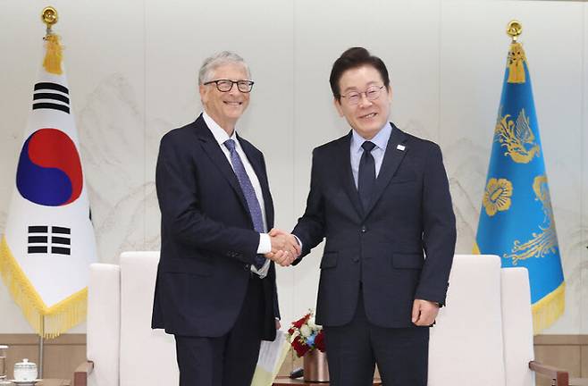 이재명 대통령이 21일 용산 대통령실에서 빌 게이츠 게이츠재단 이사장과 인사하고 있다. (사진=연합뉴스)