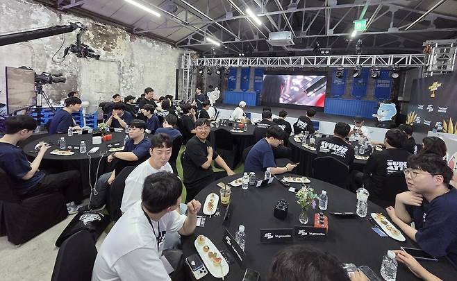 - 서든어택과 20년을 걸어온 유저들이 모인 서든캠프 현장