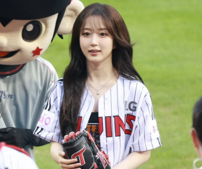 지난 20일 잠실 롯데 자이언츠 vs LG 트윈스 경기에서 시구자로 나선 엔믹스(NMIXX) 해원