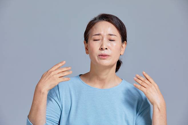 일상 속 무심코 반복하는 행동들이 체온을 올리고 갱년기 증상을 악화시키는 원인이 되기도 한다. [사진= 게티이미지뱅크]