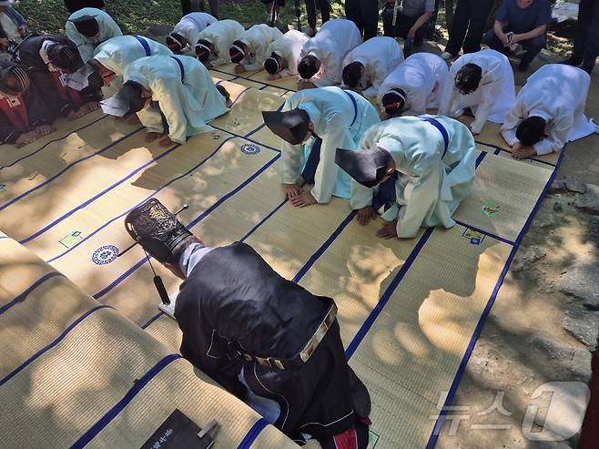 최근 극심한 가뭄을 겪고 있는 강원 강릉의 단비를 기원하는 기우제가 23일 오전 강릉시 인근지역인 평창군 대관령면 국사성황사에서 열리고 있다. 2025.8.23/뉴스1 ⓒ News1 윤왕근 기자