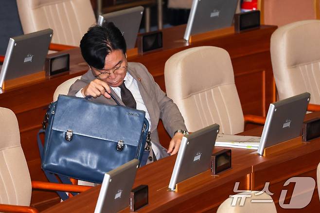 김영훈 고용노동부 장관이 23일 오전 서울 여의도 국회에서 열린 제428회 국회(임시회) 제2차 본회의에 자리하고 있다. 2025.8.23/뉴스1 ⓒ News1 안은나 기자