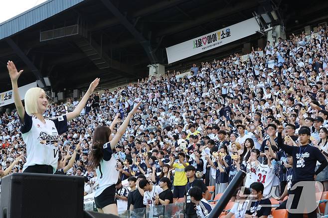 한국 프로야구 KBO리그가 2년 연속이자 역대 최소 경기 1000만 관중을 달성했다. 23일 오후 서울 송파구 잠실야구장에서 열린 KT와 두산의 경기를 찾은 관중들이 응원을 하고 있다. 2025.8.23/뉴스1 ⓒ News1 장수영 기자