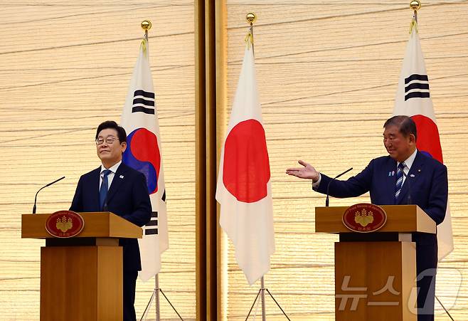 이재명 대통령과 이시바 시게루 일본 총리가 23일 오후(현지시간) 일본 도쿄 총리 관저에서 한일 정상 공동 언론 발표를 하고 있다. ⓒ 로이터=뉴스1