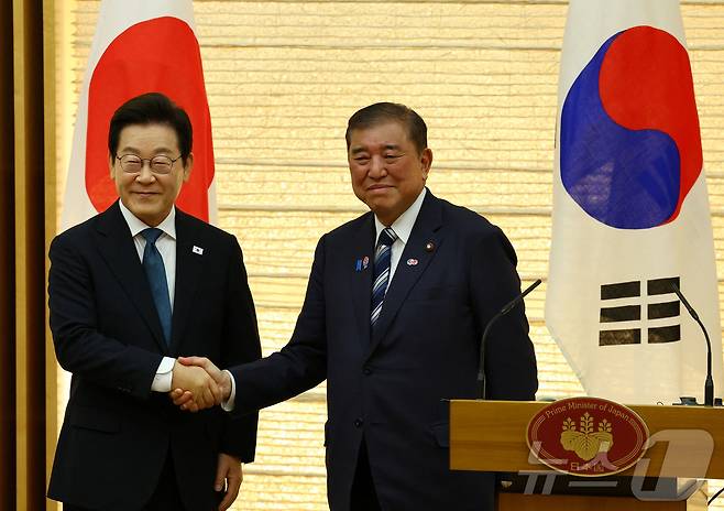 이재명 대통령과 이시바 시게루 일본 총리가 23일 오후(현지시간) 일본 도쿄 총리 관저에서 한일 정상 공동 언론 발표를 마친 뒤 악수하고 있다. ⓒ 로이터=뉴스1