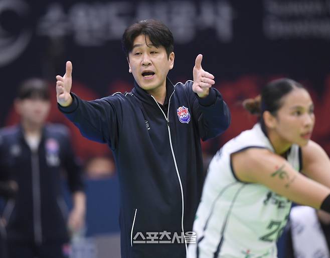 한국도로공사 김종민 감독이 11일 수원체육관에서 열린 2024~2025 V-리그 현대건설과 경기에서 작전지시를 하고 있다.  2025. 2. 11. 수원 | 최승섭기자 thunder@sportsseoul.com