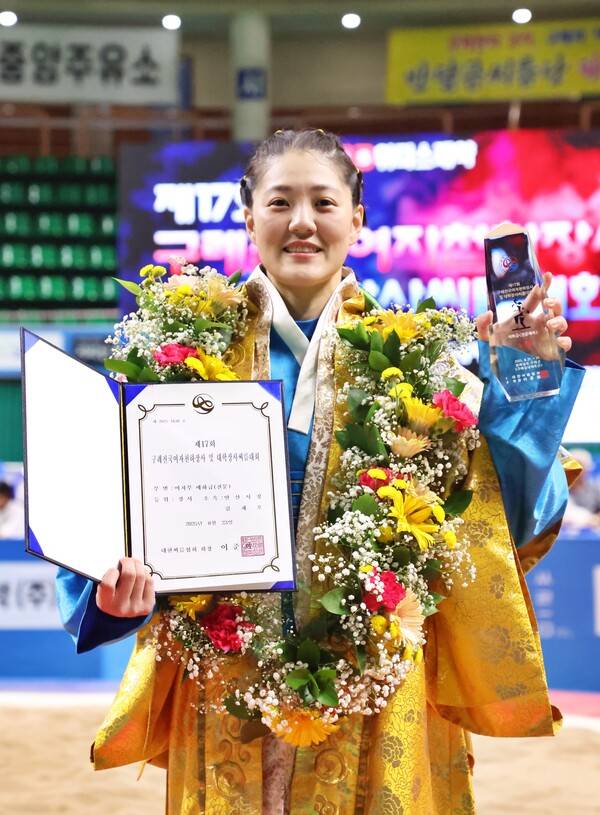 23일(토) 전라남도 구례군 구례실내체육관에서 열린 '제17회 구례전국여자천하장사 및 대학장사씨름대회' 여자부(전문) 개인전 매화급(60kg 이하)에서 1위를 차지한 김채오(안산시청)가 기념사진을 찍고 있다. /사진=대한씨름협회