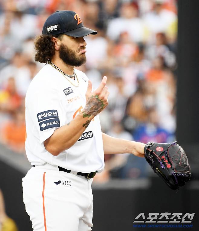 30일 대전 한화생명볼파크에서 열린 한화 이글스와 삼성 라이온즈의 경기. 한화 폰세가 숨을 고르고 있다. 대전=박재만 기자 pjm@sportschosun.com/2025.07.30/