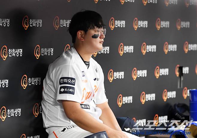 더그아웃에 앉아 한동안 생각에 잠긴 마무리 김서현.