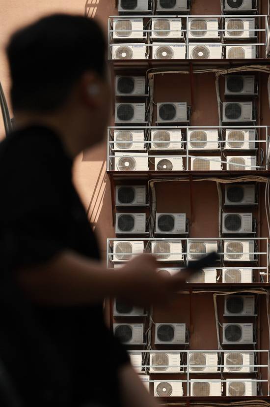 지난 4일 서울 시내의 한 건물에 에어컨 실외기가 가득 놓인 모습. / 뉴시스