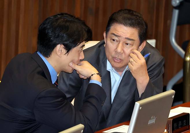 김병기 더불어민주당 원내대표와 한준호 최고위원이 22일 오전 서울 여의도 국회에서 열린 제428회 국회(임시회) 본회의에서 대화를 하고 있다./뉴시스