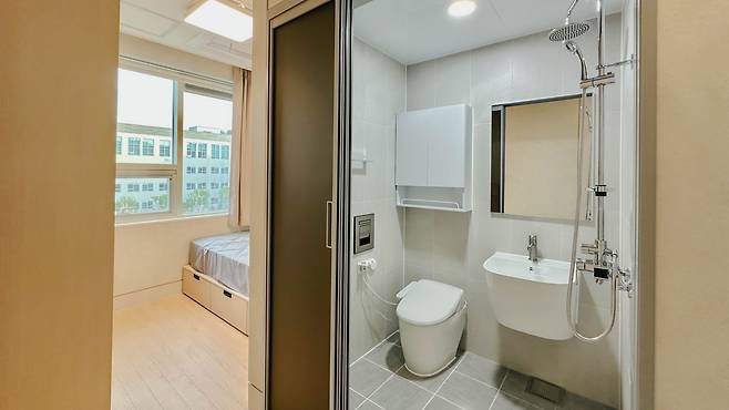 시대인재 기숙학원 1인실. 기숙학원은 1인실과 3인실로 운영되며, 청소와 빨래도 학생이 아닌 학원에서 직접 해결해준다./시대인재