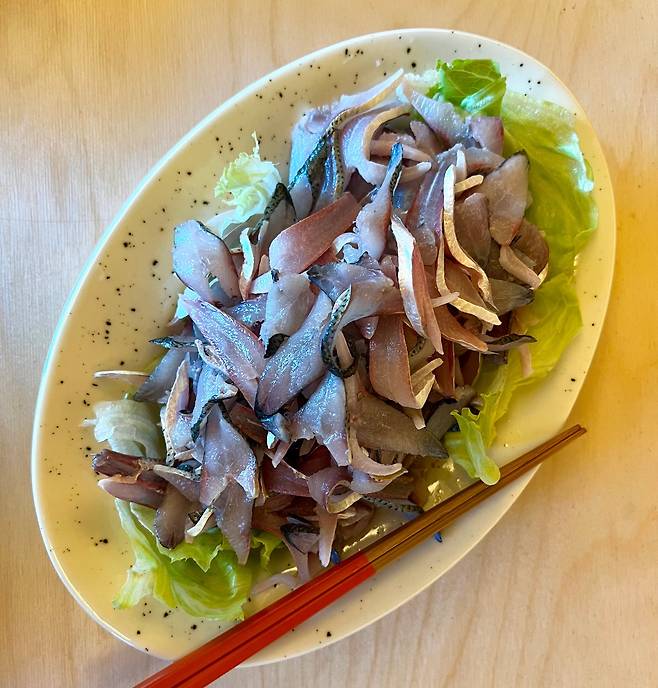 조금 이르지만 어느새 보령5일장에 전어가 나왔다. 먹음직스러운 전어회. /윤혜자 제공