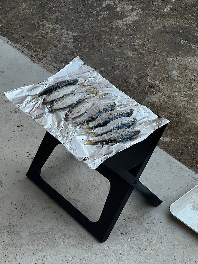 보령5일장에서 발길을 잡는 전어구이./윤헤자 제공