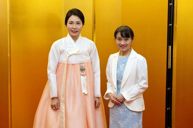 김혜경 여사와 이시바 시게루 일본 총리의 부인 이시바 요시코 여사가 23일 일본 도쿄 총리 관저에서 기념촬영을 하고 있다. /뉴시스