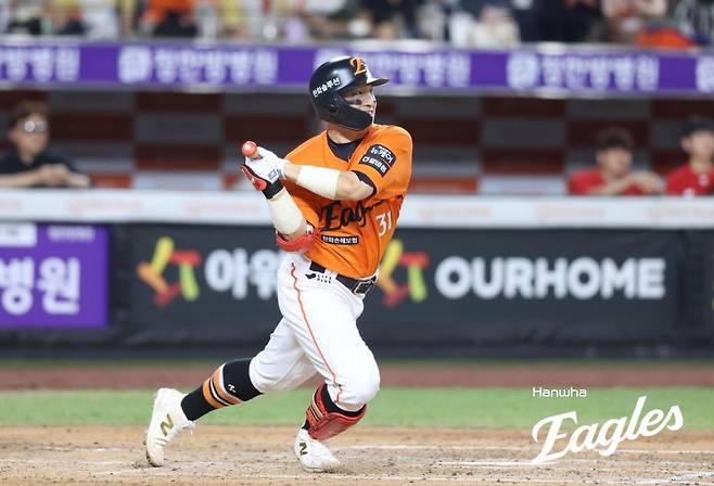 한화 이글스 손아섭이 23일 대전 한화생명볼파크에서 열린 2025 프로야구 SSG 랜더스와 홈 경기 8회말 공격에서 프로야구 최초 개인 통산 2600번째 안타를 치고 있다. /한화 이글스 제공