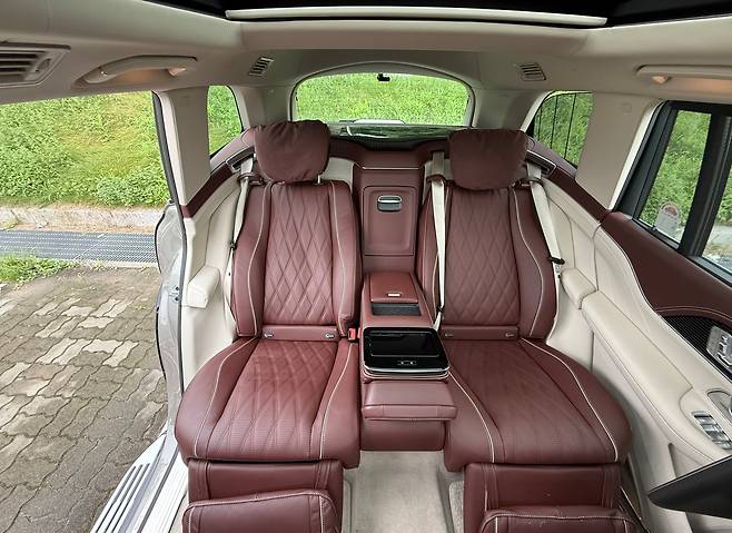 메르세데스 마이바흐 GLS 600 4MATIC 마누팍투어 뒷좌석. 등받이를 최대 43.5도까지 기울일 수 있고, 다리 받침대도 늘릴 수 있다./이윤정 기자