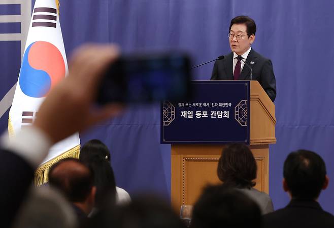 이재명 대통령이 23일 일본 도쿄의 한 호텔에서 열린 재일동포 오찬 간담회에 참석해 발언하고 있다. /연합뉴스