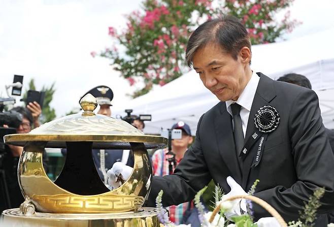 조국 조국혁신당 전 대표가 김대중 전 대통령 서거 16주기인 지난 18일 서울 동작구 국립서울현충원 김 전 대통령 묘역에서 참배하고 있다. ⓒ뉴시스