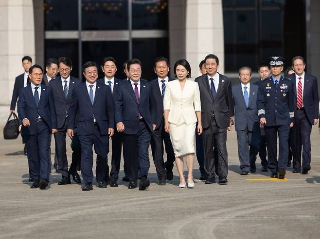 이재명 대통령과 김혜경 여사가 일본·미국 방문을 위해 23일 경기 성남 서울공항에서 공군 1호기로 향하고 있다. ⓒ 뉴시스