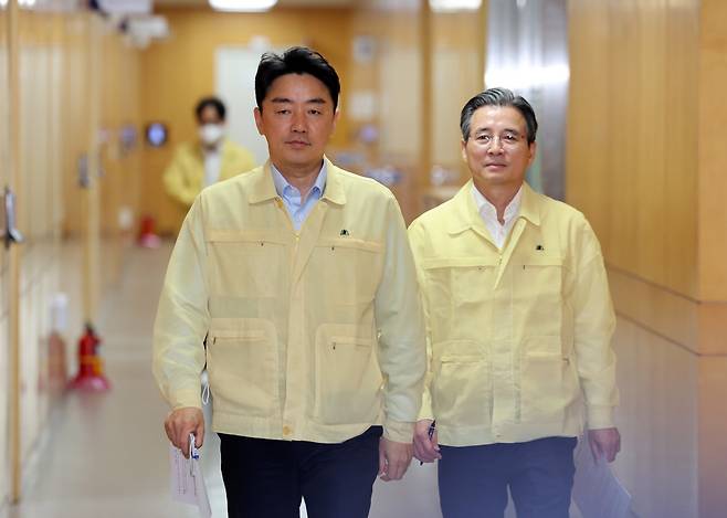 21일 서울 용산 대통령실 청사에서 대통령 주재 제8차 수석보좌관회의가 열리기 전 강훈식 비서실장(왼쪽)과 김용범 정책실장이 입장하고 있다. 2025.8.21 대통령실사진기자단