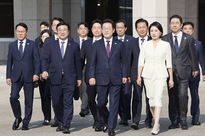 이재명 대통령과 부인 김혜경 여사가 23일 경기 성남시 서울공항에서 한일정상회담 참석을 위해 공군 1호기에 올라 인사하고 있다. 송은석 기자 silverstone@donga.com