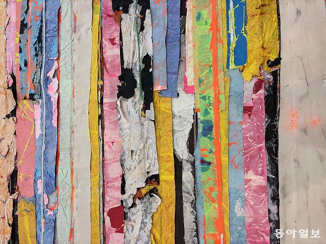 바닥 설치 작품 ‘Float’를 가까이서 본 모습. 사진 김민.