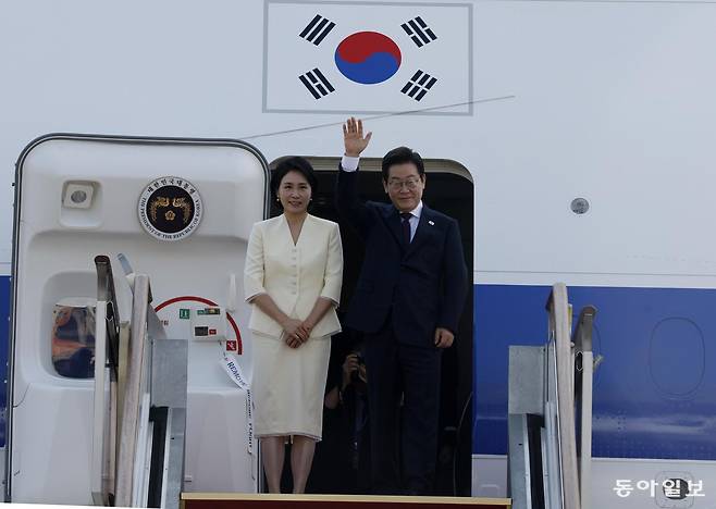 이재명 대통령과 부인 김혜경 여사가 한일 정상회담 참석을 위해 23일 경기 성남시 서울공항에서 공군 1호기에 올라 인사하고 있다. 성남=송은석 기자 silverstone@donga.com 대통령실사진기자단 2025.08.23